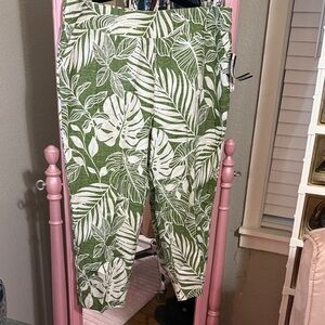 Investments Green and White Leaf Print Cropped Pants
